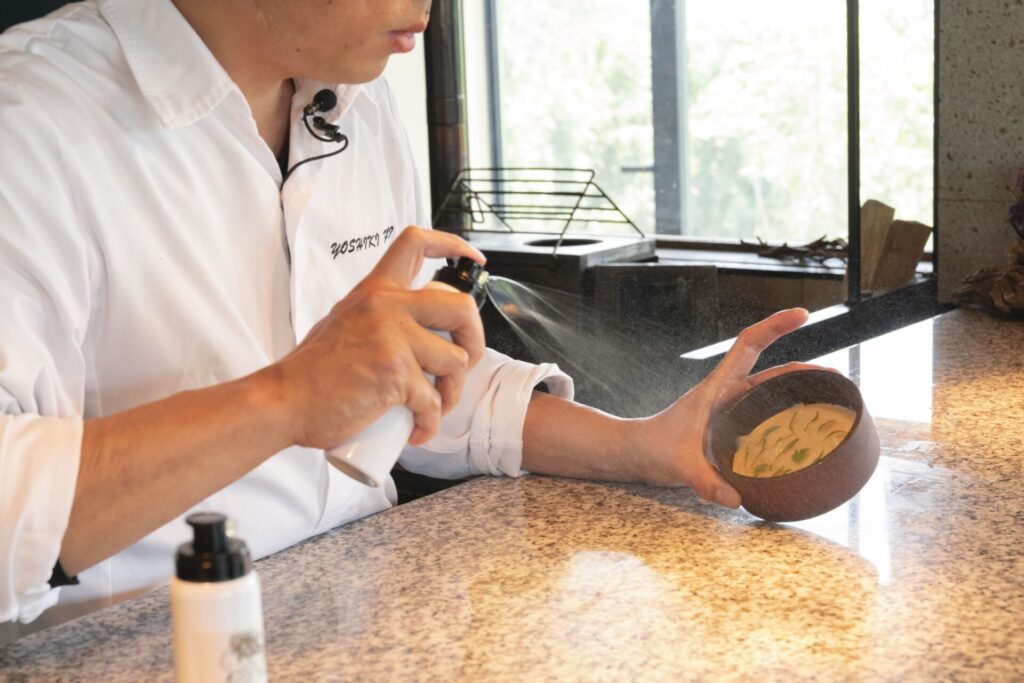 香り付けしたスミイカとハーブをプリンに乗せたら、仕上げに料理全体にもスプレーフードを吹きかけ、完成です。